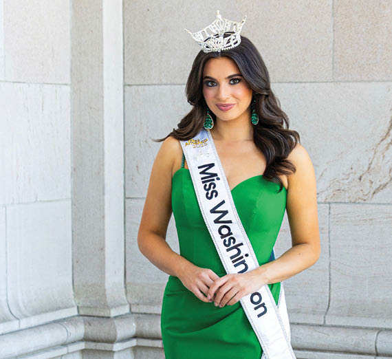 Pete King sits in front of mirrors surrounded by light bulbs
