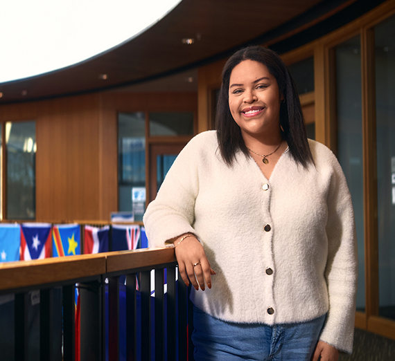 Pete King sits in front of mirrors surrounded by light bulbs